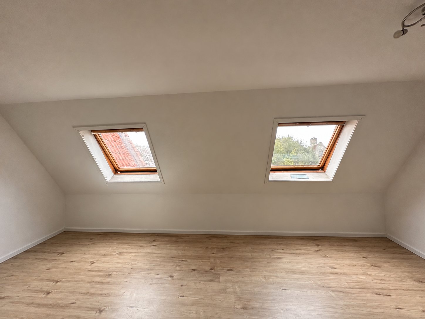 De lege kamer met twee dakramen