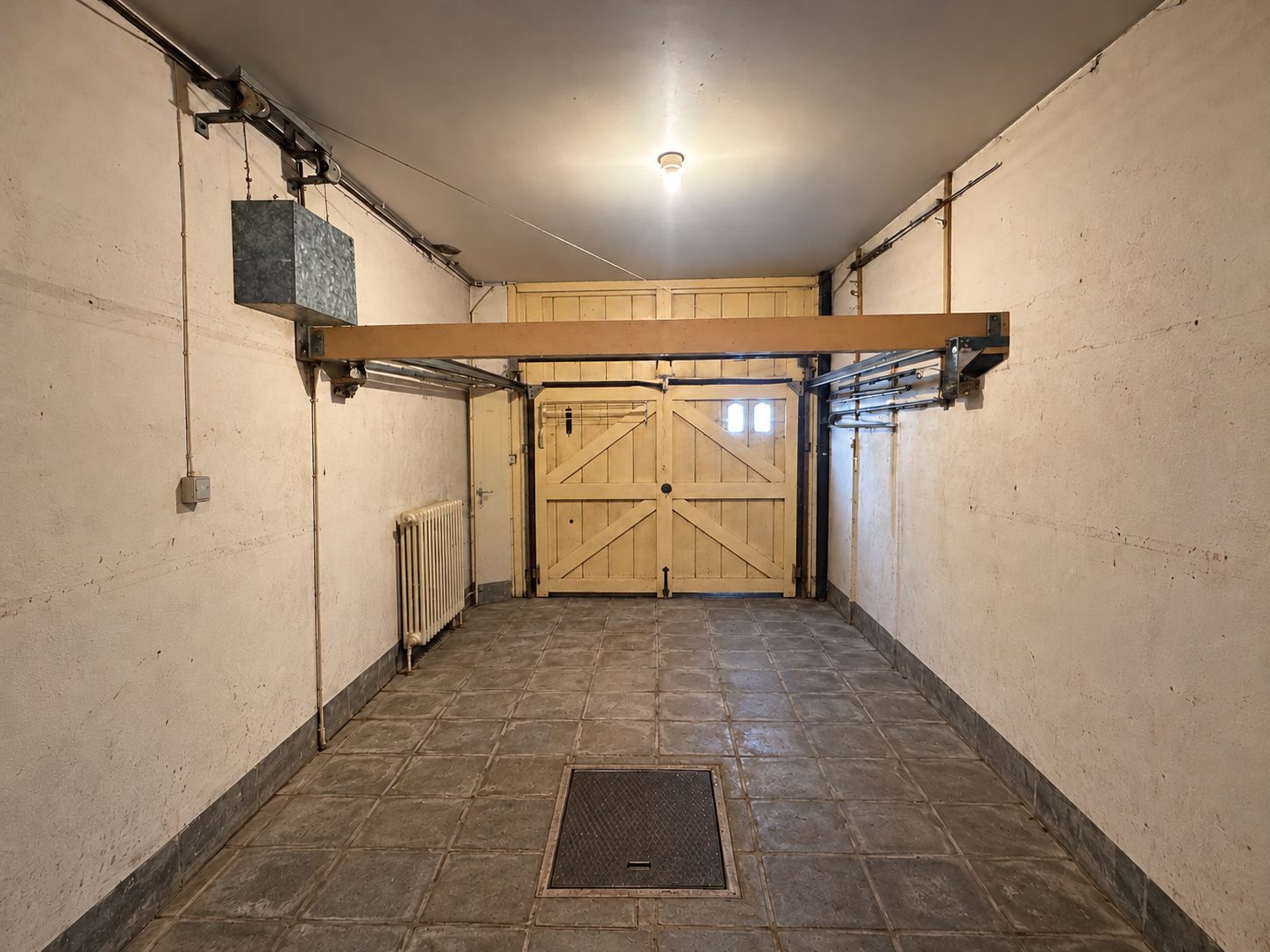 De lege garage, zicht op de poort