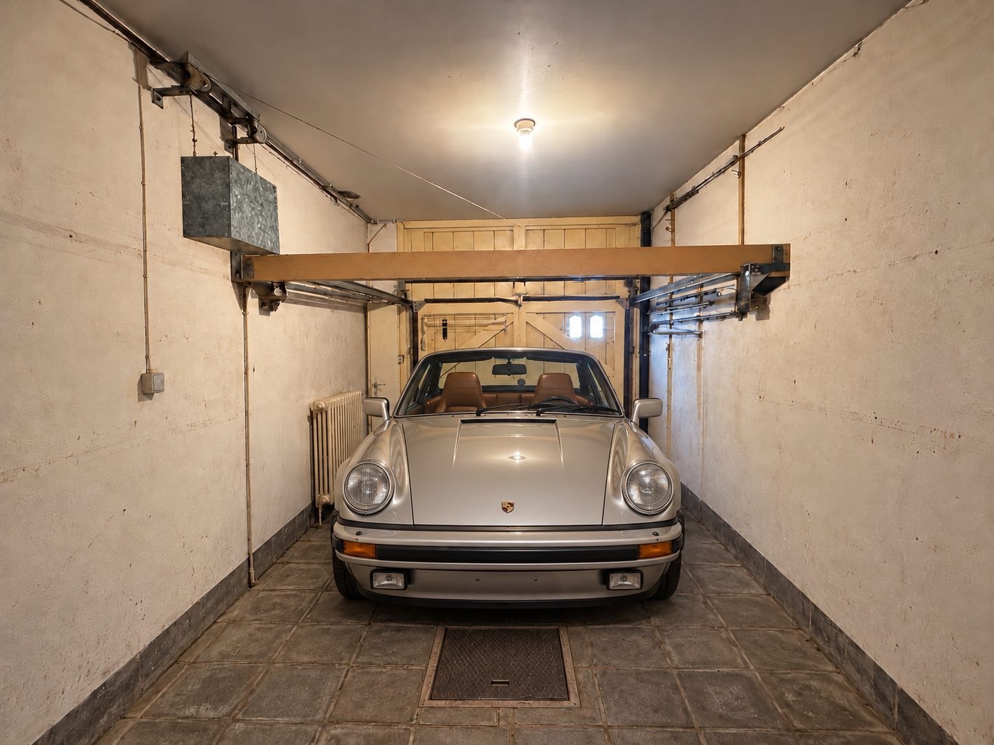 De garage met een Porsche