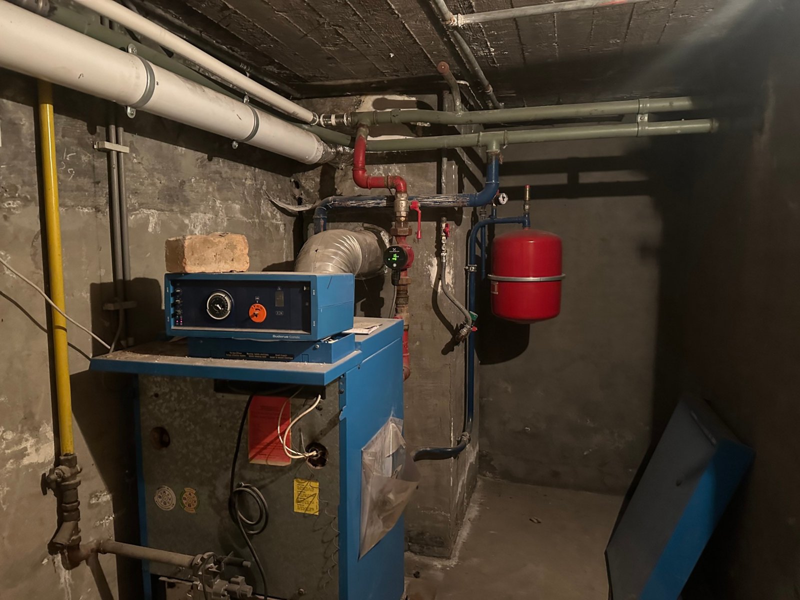 De gasketel (Buderus) in de extra kelderruimte
