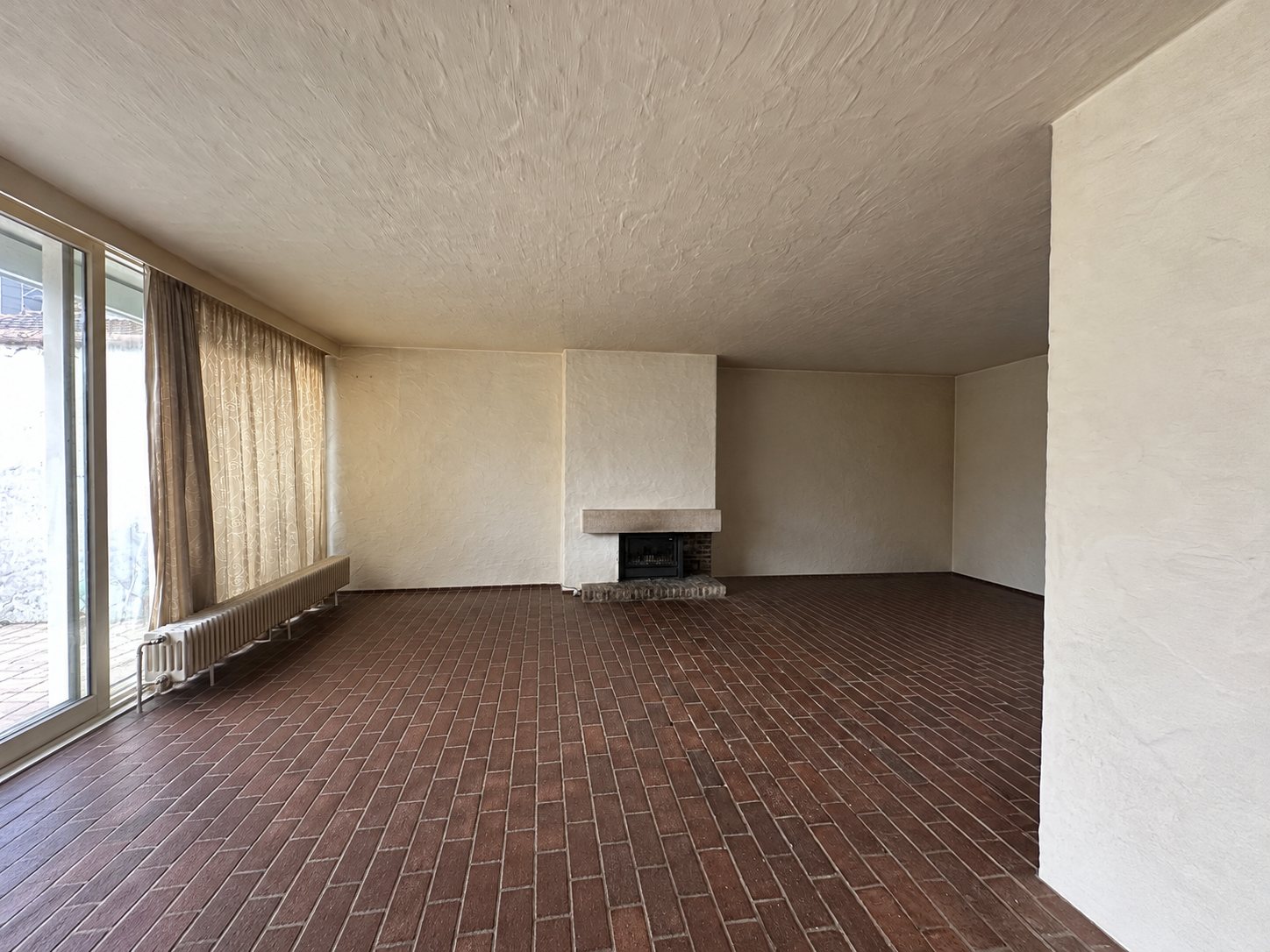 De lege living langs de glazen schuifpui