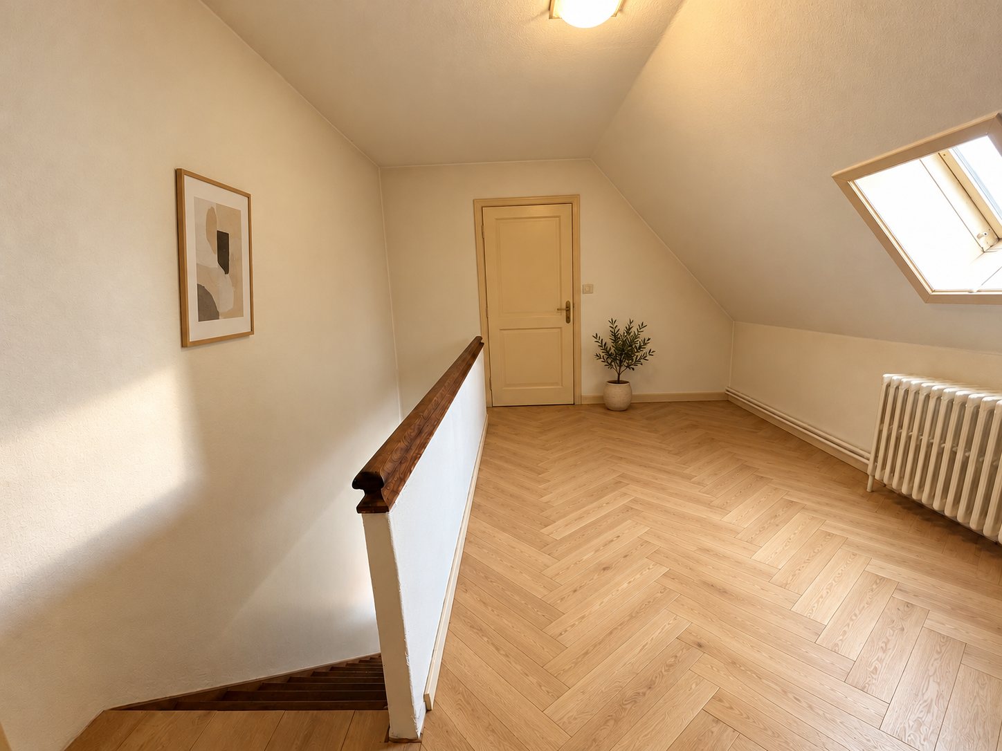 Dezelfde overloop met visgraatvloer en kunstwerk