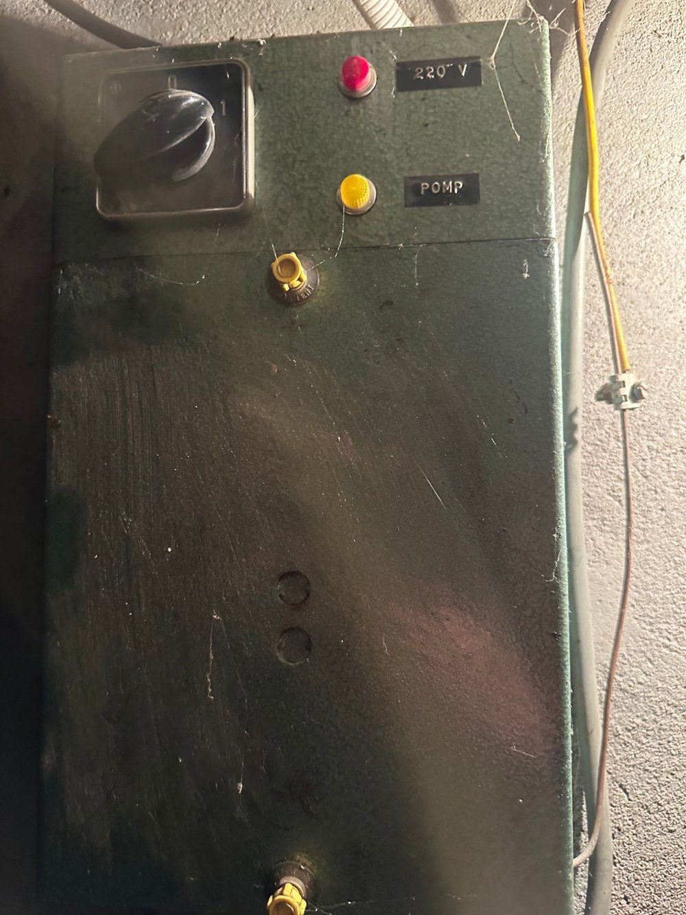 Het bedieningskastje van de pomp (220 V) bij de ketel