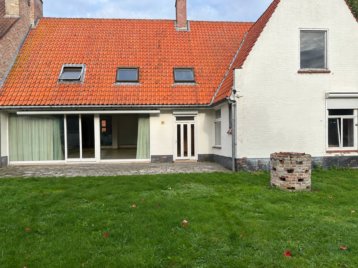 De achtergevel met terras en gazon